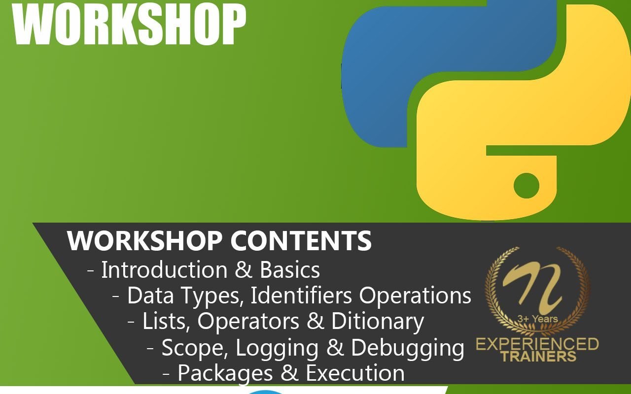 Peserta kelas Python berlatih menulis kode di komputer